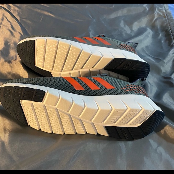 New Adidas athletic shoes - Picture 3 of 3